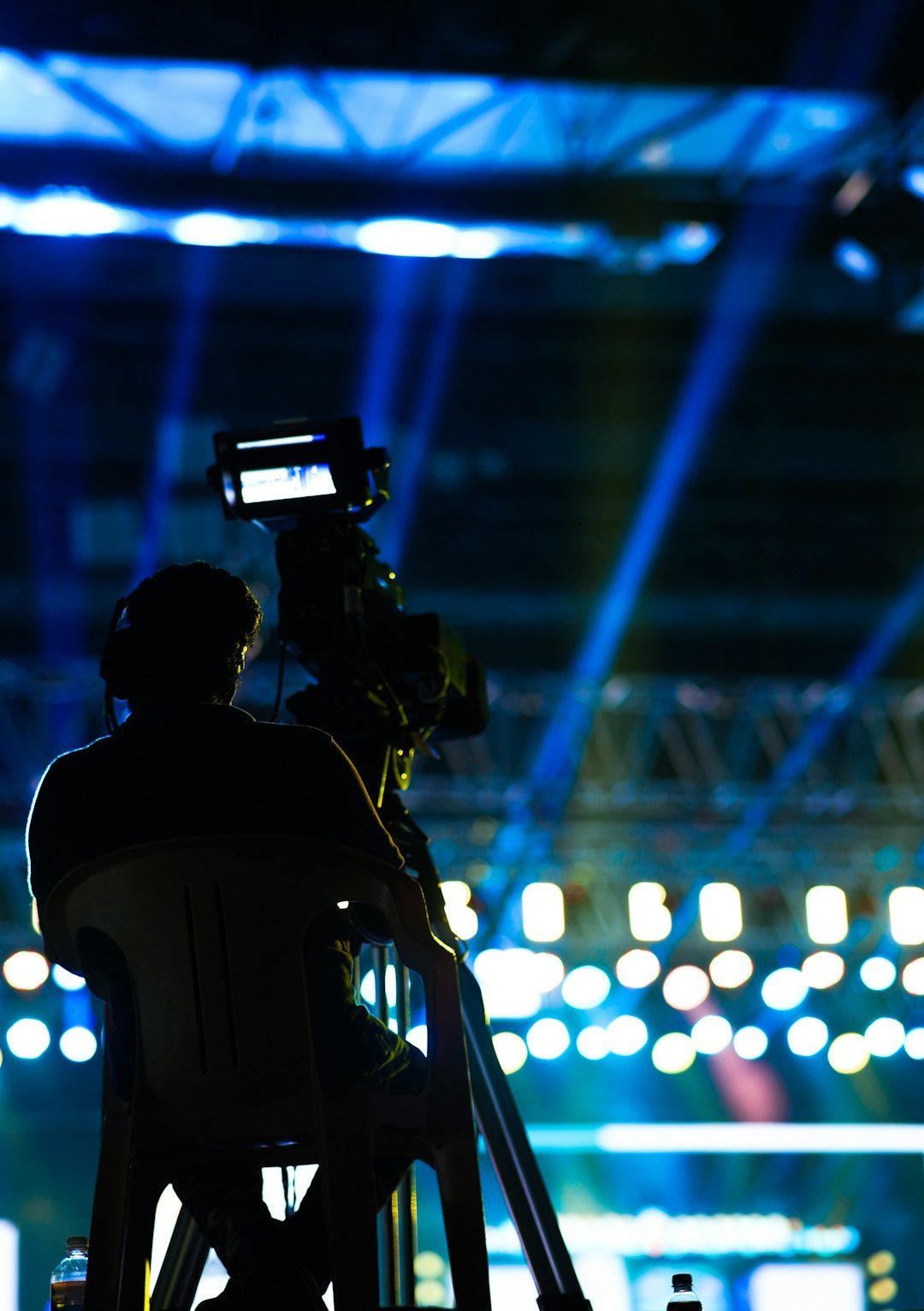 cameraman-filming-with-professional-equipment-at-event-kaokkc5ehoe